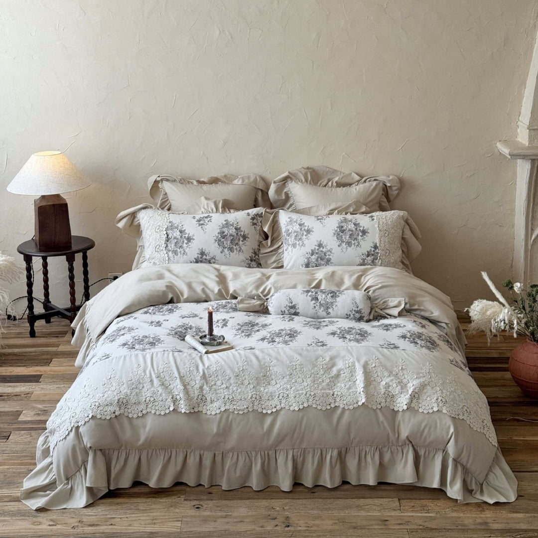 Bettwäschegarnitur im französischen Landhausstil mit Spitzenborte, Rüschenbettrock und dezenter Toile‑Blumenoptik