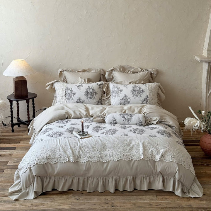 Bettwäschegarnitur im französischen Landhausstil mit Spitzenborte, Rüschenbettrock und dezenter Toile‑Blumenoptik