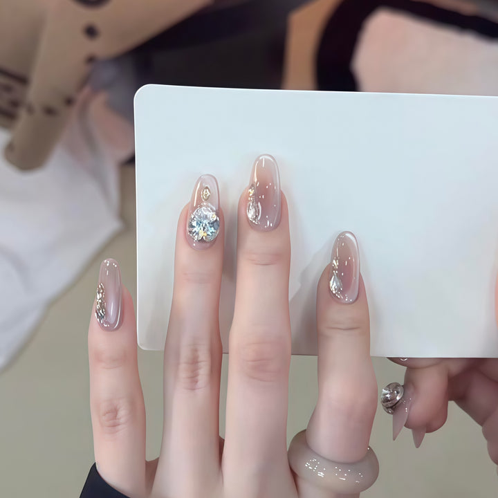 Glamouröse Kunstnägel mit Strassverzierungen Karnz