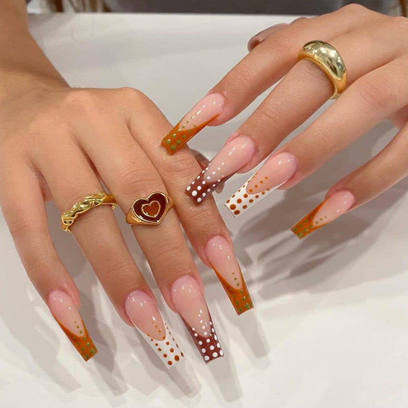 Kunstvolle Nagelverlängerungen mit innovativem Punkt-Design Karnz