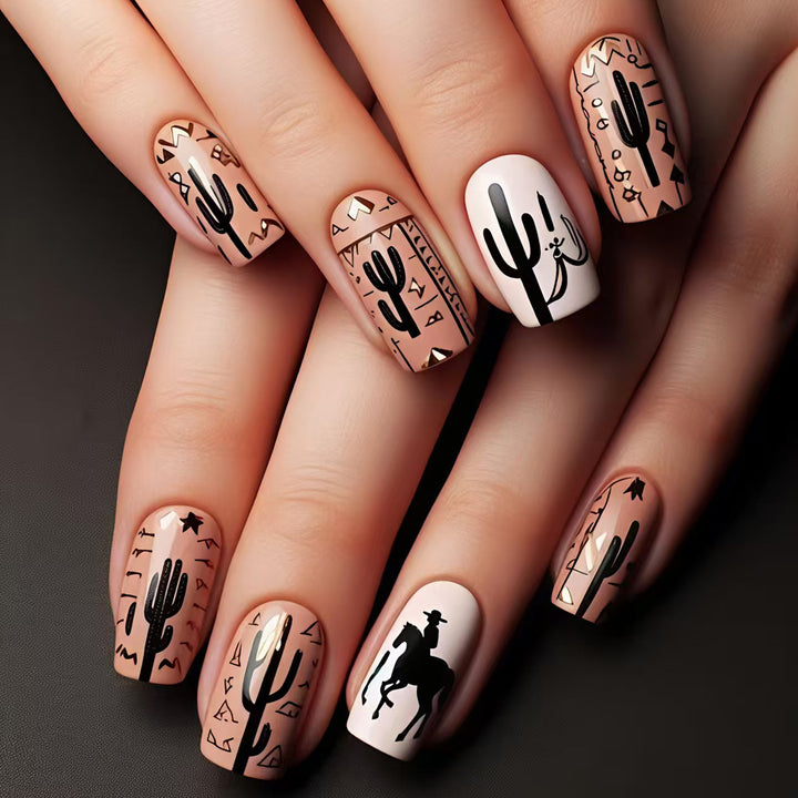 Kunstnageldesign mit Geometrischem Wüstenmotiv Karnz