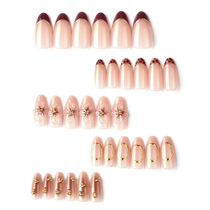 Kunstnagelset mit floralen und eleganten Goldverzierungen Karnz