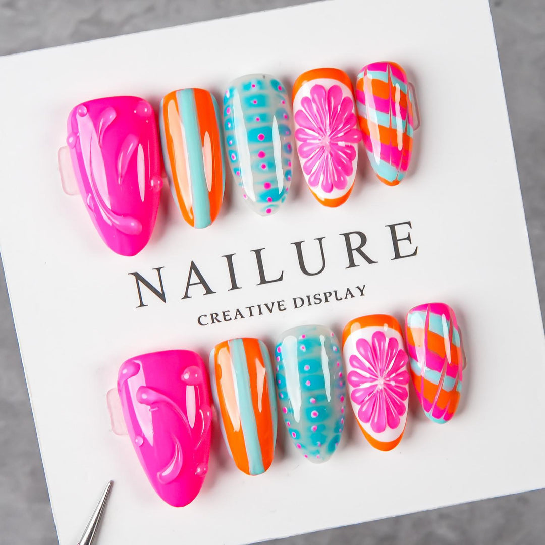 Künstlerische Press-On-Nagelset mit lebhaften Designs