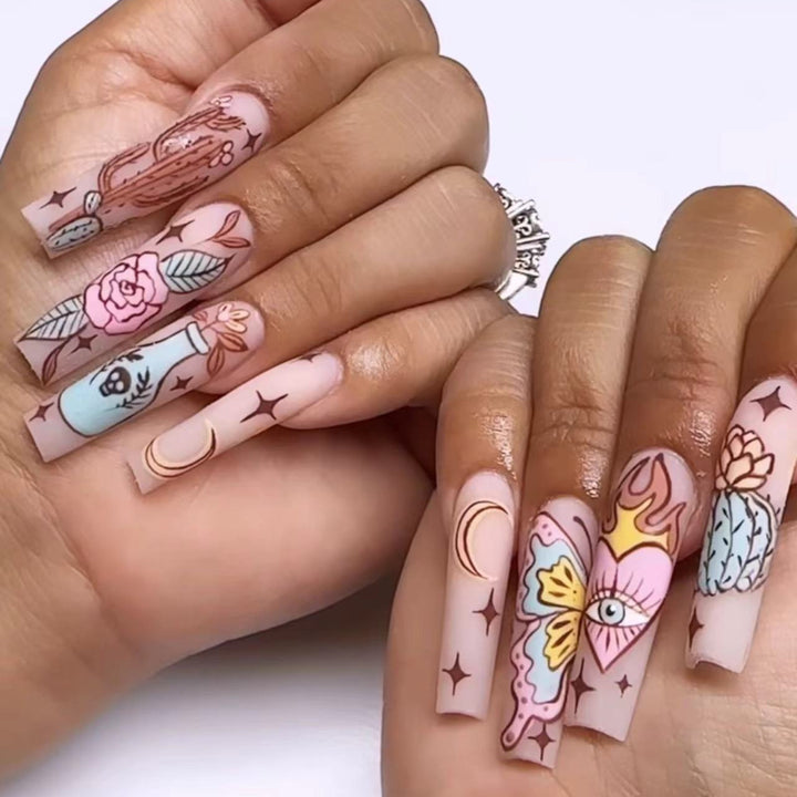 Kunstnagelset mit kreativen Illustrationen Karnz