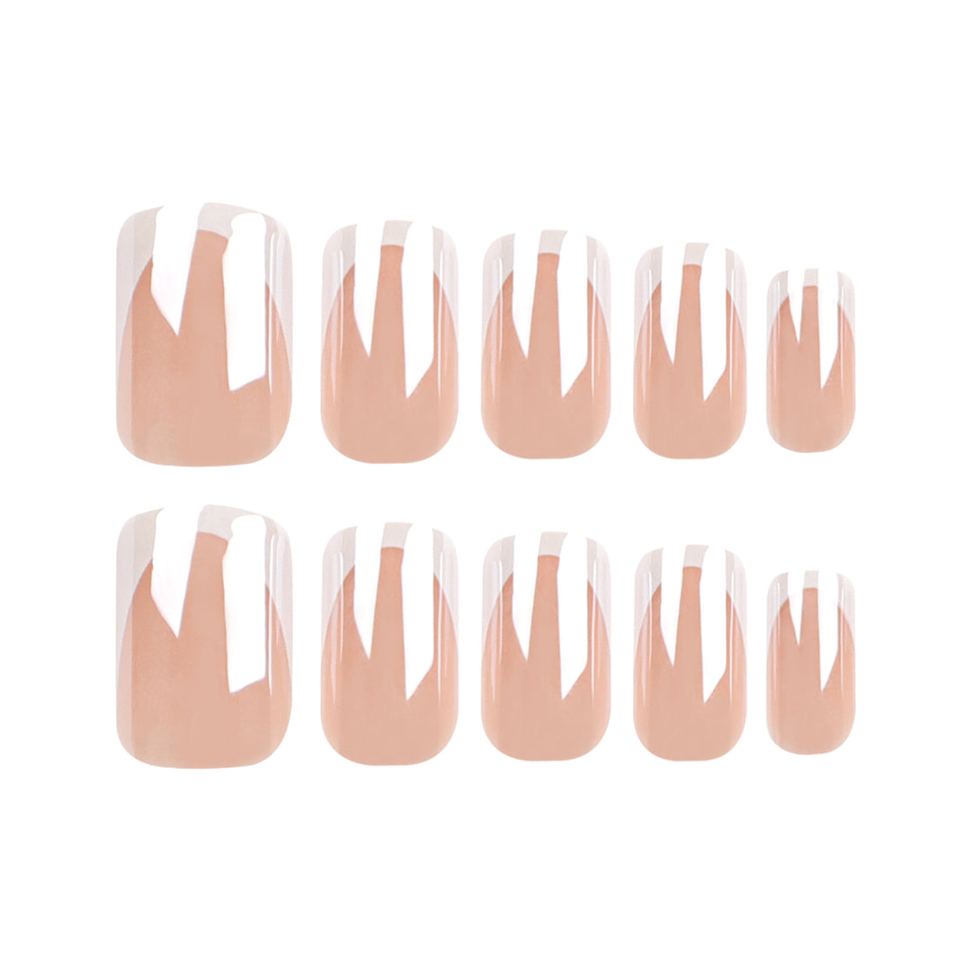 Elegante Nagelkunst mit French-Spitze Karnz