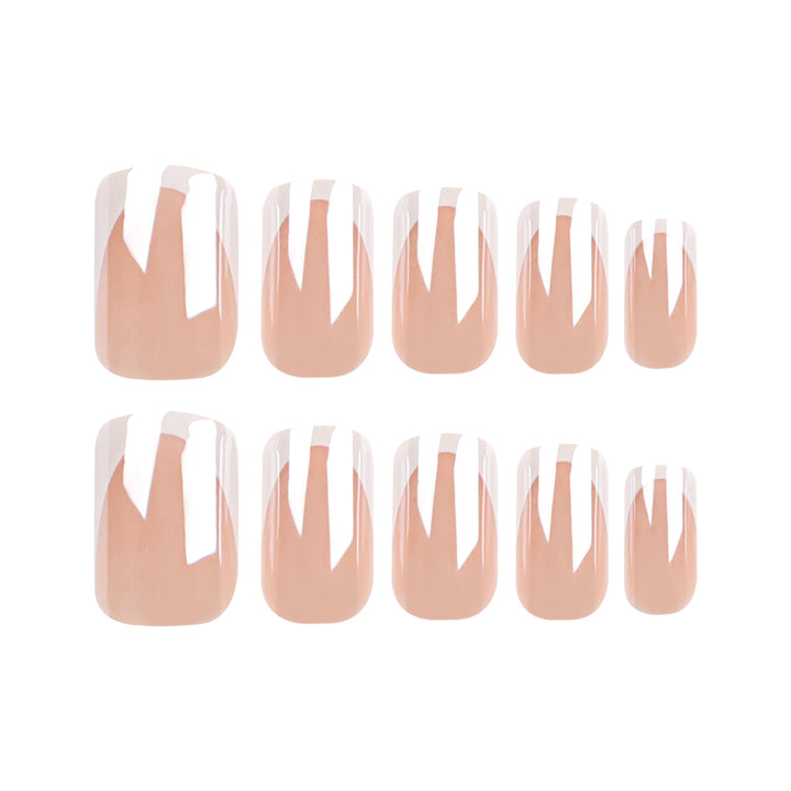 Elegante Nagelkunst mit French-Spitze Karnz