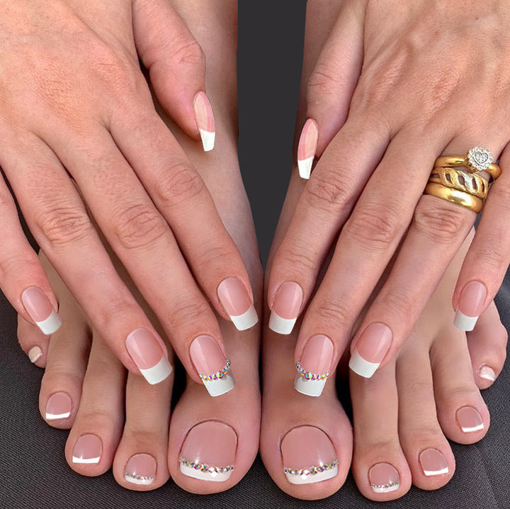 Kunstnagelset mit elegantem Französisch-Muster und Strassverzierungen Karnz