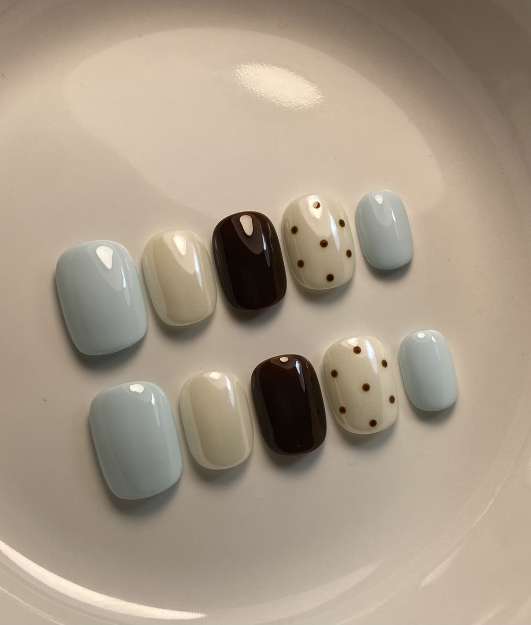 Dekoratives Press-On Nagelkunstset mit einzigartigem Punkt- und glänzendem Finish