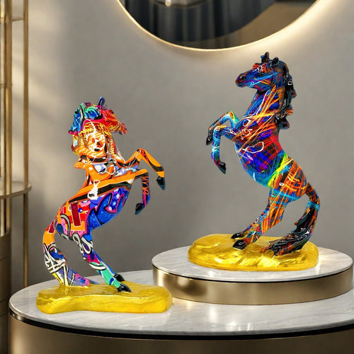Kunstvolle Pferdefigur im modernen Design Karnz