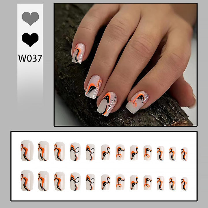 Kunstvolle Nagelspitzen mit abstraktem Farbdesign Karnz