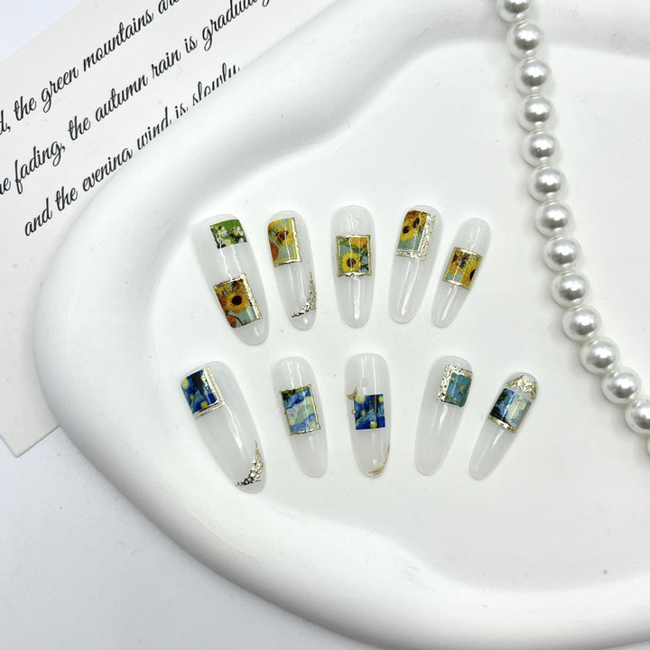 Künstlerisches Press-On Nagelset mit floralen und landschaftlichen Designs