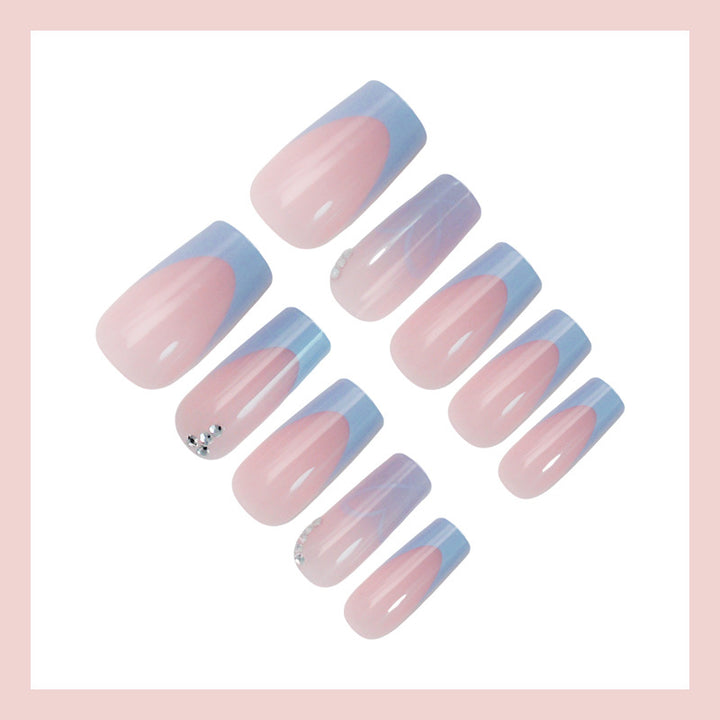 Kunstnagelset mit romantischen Herz-Designs und glamourösen Akzenten Karnz