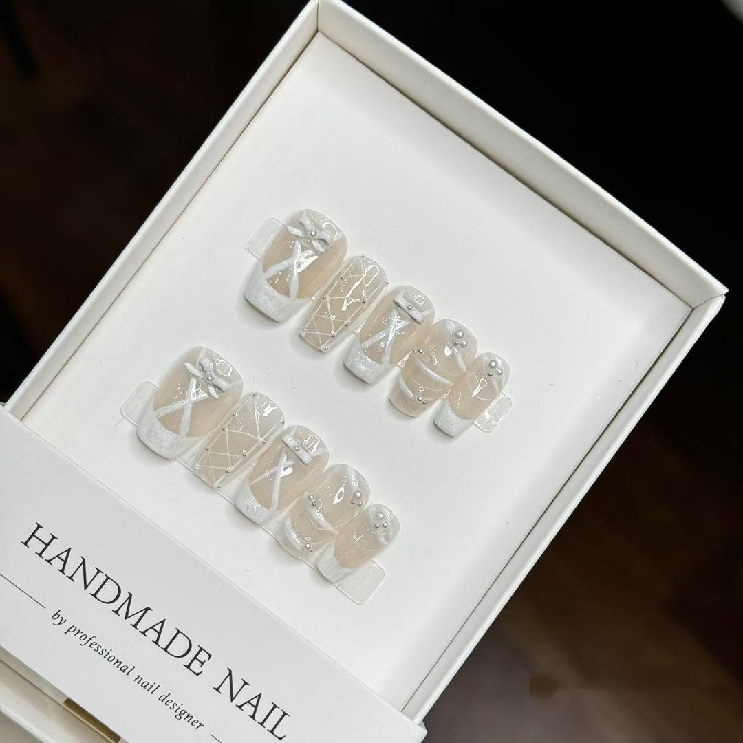 Handgemachtes Dekoratives Press-On Nagelkunst-Set mit einzigartigen Designelementen
