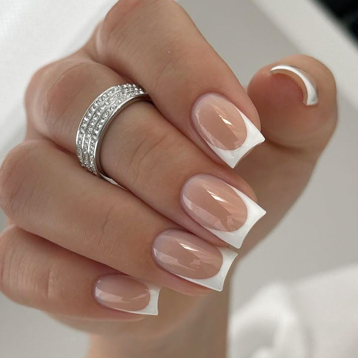 Elegante Nagelkunst mit French-Spitze Karnz