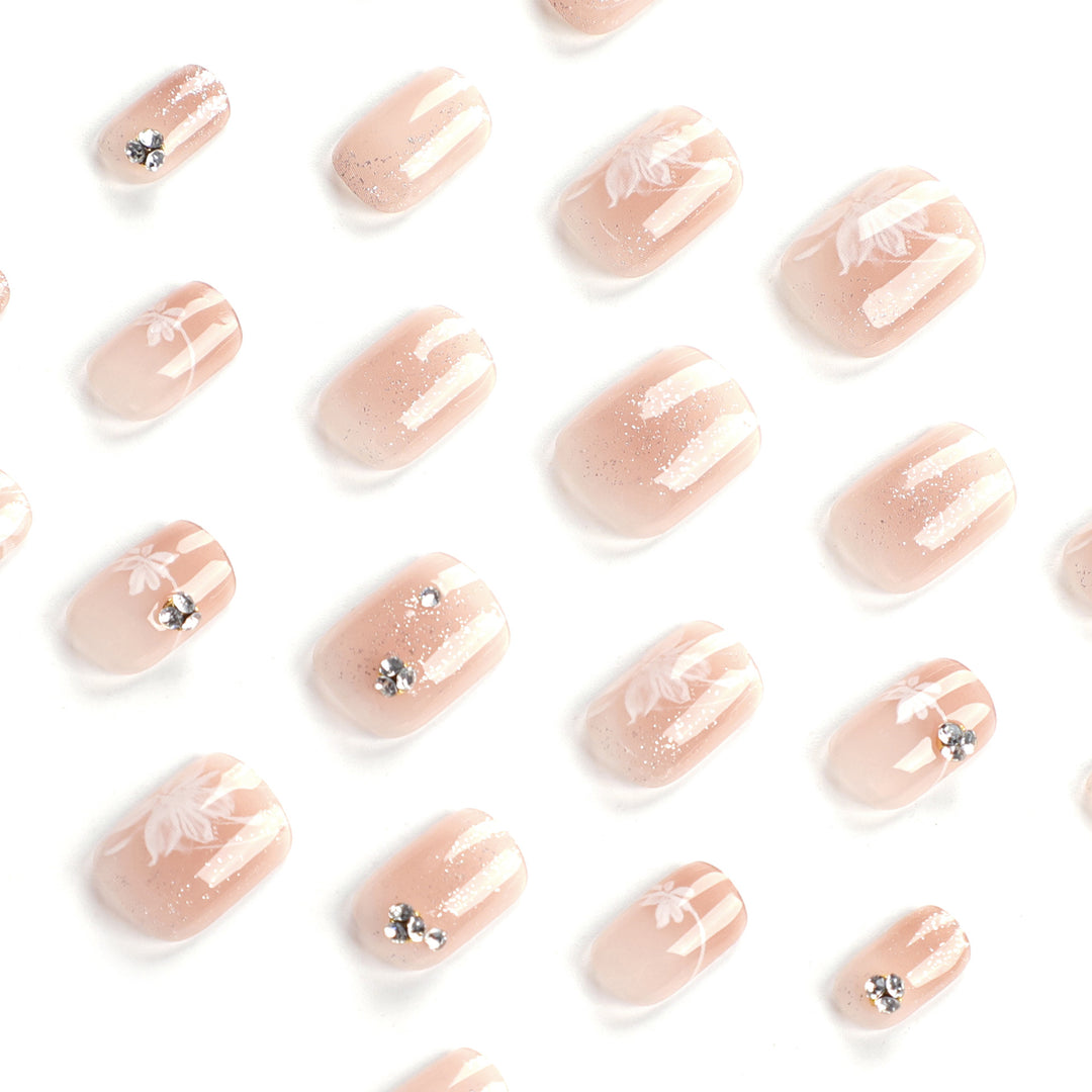 Elegante Nagelkunst mit holografischen Akzenten und floralen Verzierungen Karnz