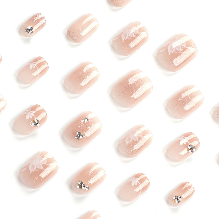 Elegante Nagelkunst mit holografischen Akzenten und floralen Verzierungen Karnz