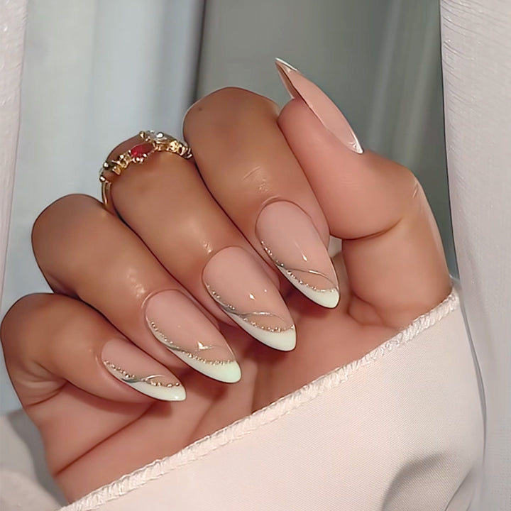 Elegante French Tip Druck-Nägel mit Glitzerakzenten Karnz