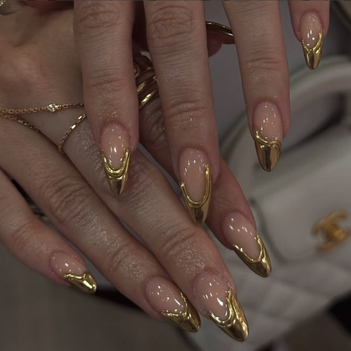 Elegante Nagelkunst im maritime Design mit Glitzer und 3D-Akzenten Karnz