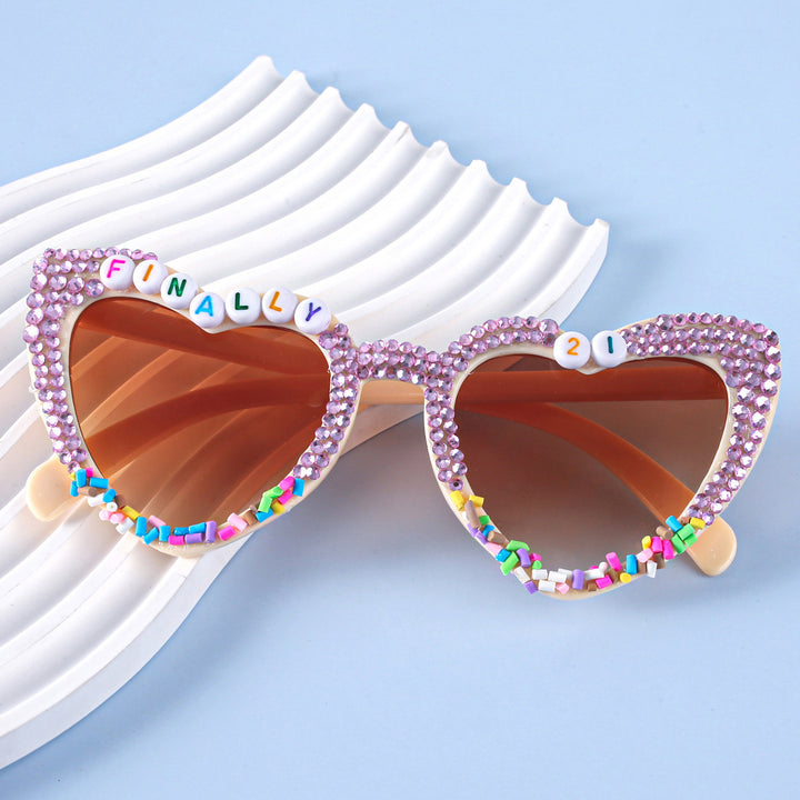 Damen Herzförmige Sonnenbrille mit außergewöhnlichem Dekor Karnz