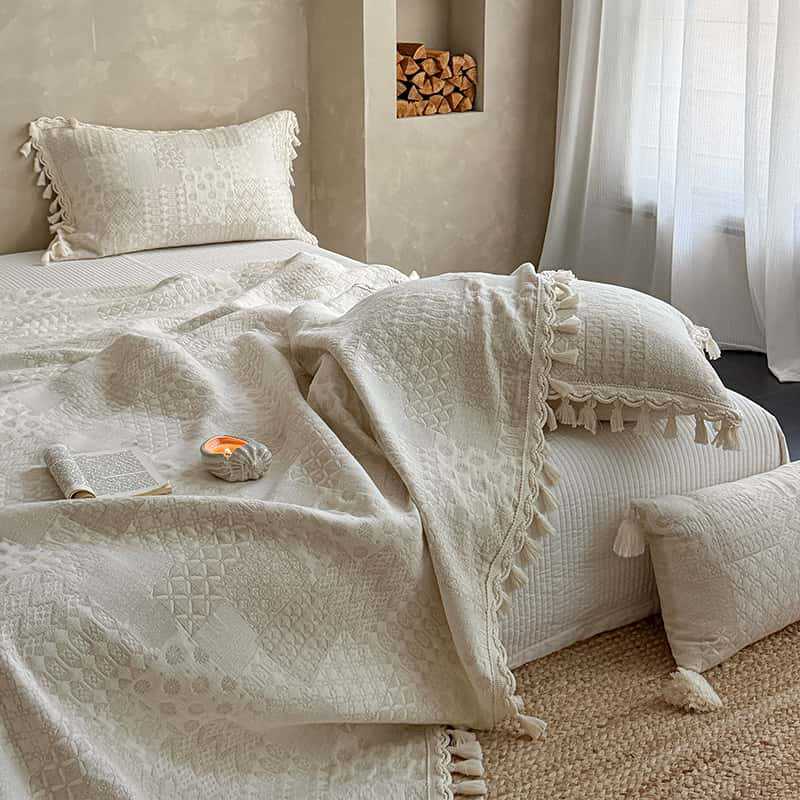 Gestepptes Tagesdecke-Set aus Baumwoll‑Leinen mit floraler Jacquardwebung, Quasten und Zierkissen