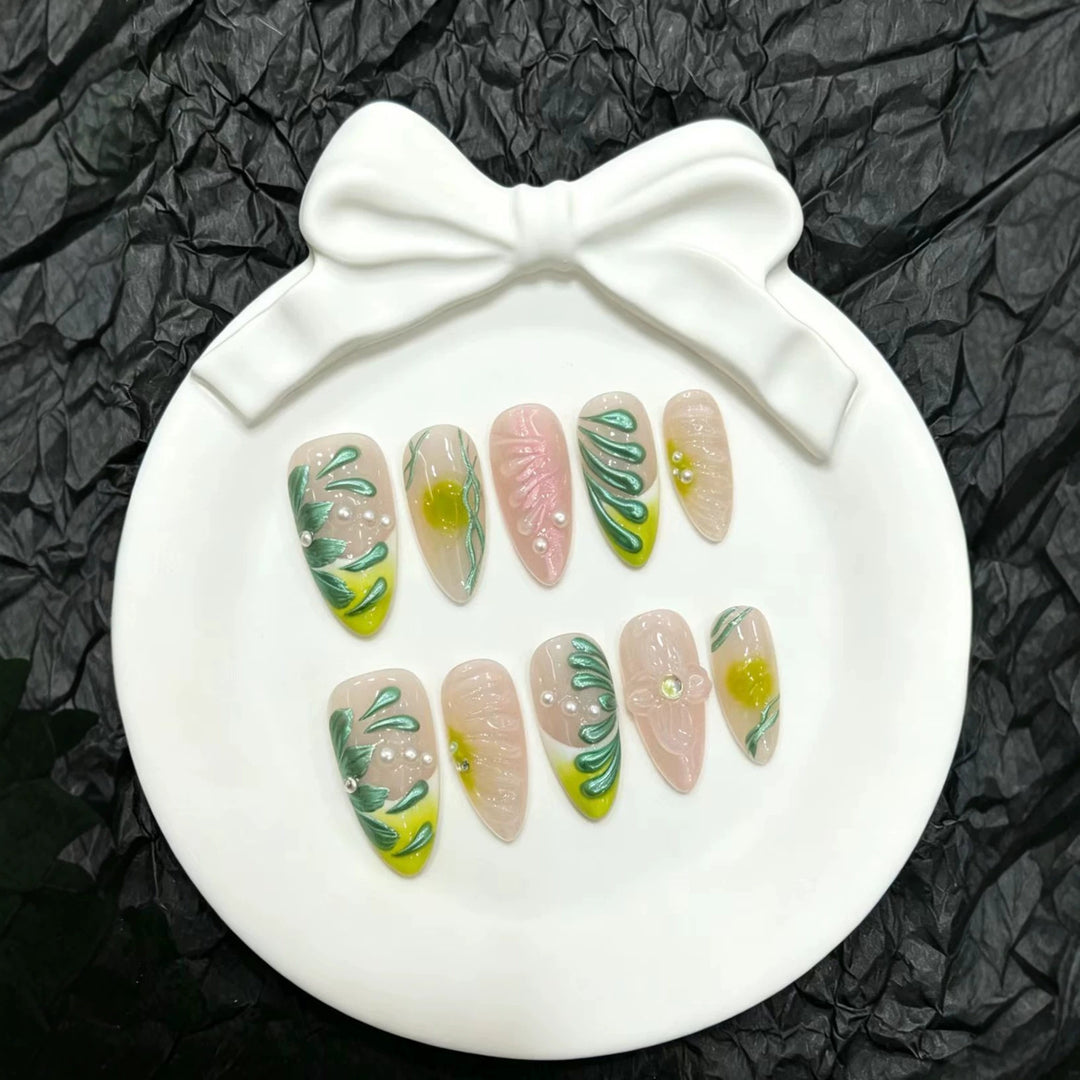 Dekoratives Press-On Nageldesign-Set mit floralen und botanischen Motiven