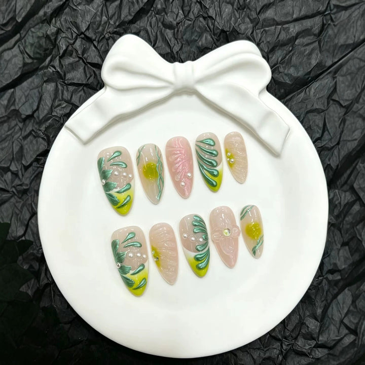 Dekoratives Press-On Nageldesign-Set mit floralen und botanischen Motiven