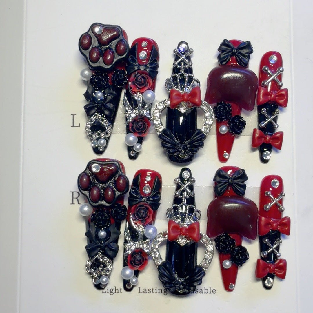 Gothic-inspirierte dekorative Press-On-Nagelkunst