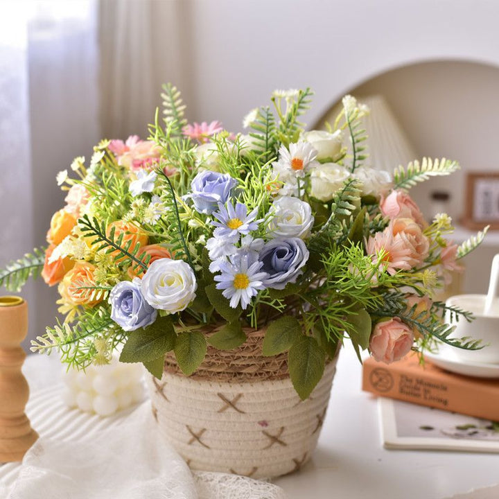 Lebensechter künstlicher Blumenstrauß mit Farnakzenten