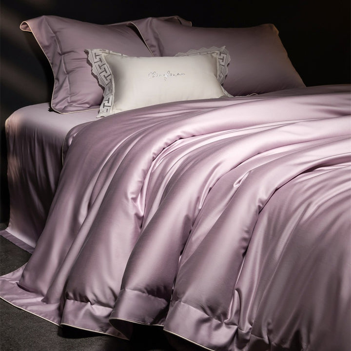 Luxuriöses Satin-Bettwäsche-Komplettset mit seidig-fließender Oberfläche und feiner Kederkante