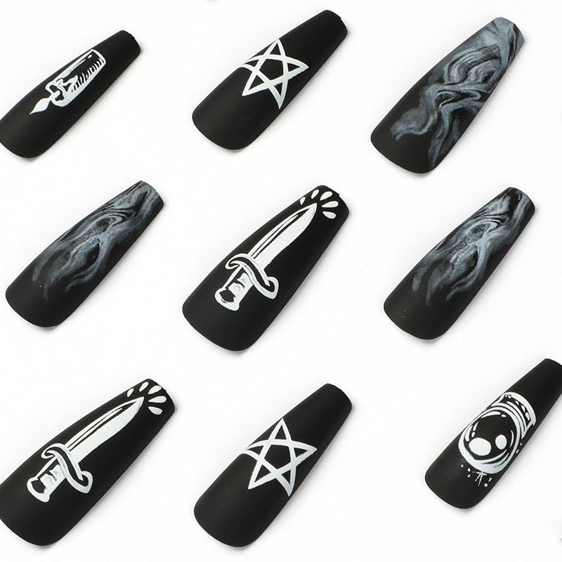 Kunstvolle Nagelkunst mit mystischen Motiven Karnz
