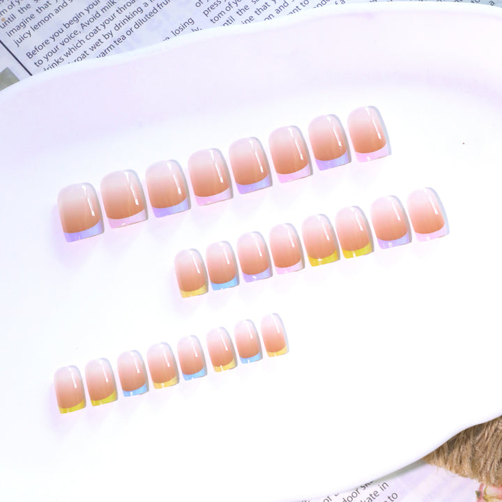 Kreative Nagelverlängerungen mit buntem French-Tip Karnz
