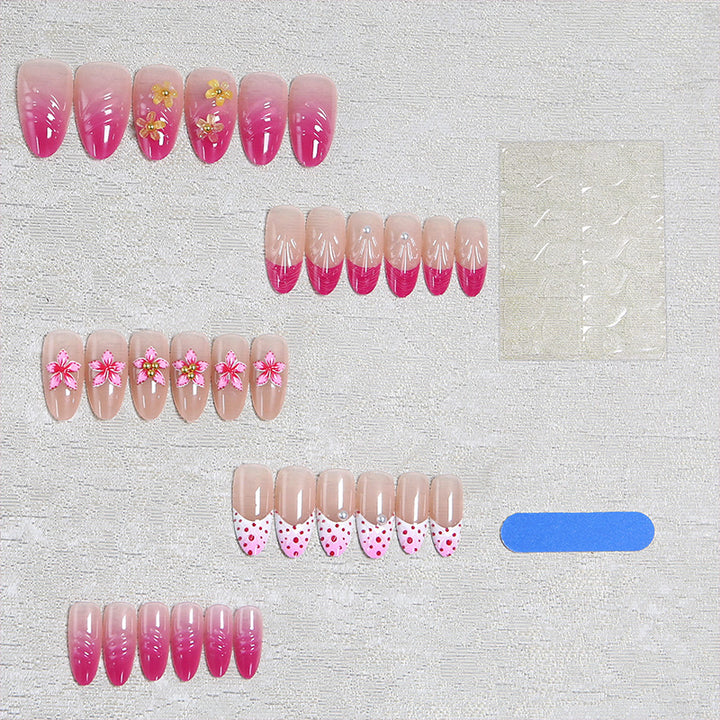 Kunstnagelset mit floralen und eleganten Verzierungen Karnz