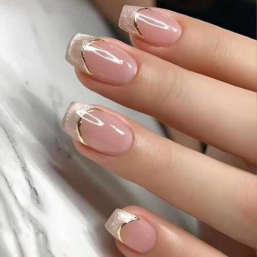 Kunstnagelset mit eleganter Glitzer-French-Spitze und goldenen Verzierungen Karnz