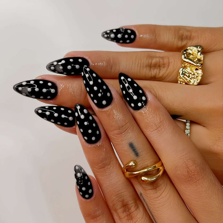 Künstlerisches mandelförmiges Press-On Nagelset mit Punkten Design Karnz