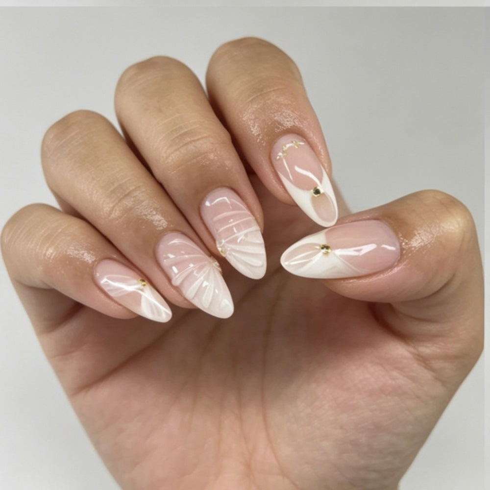 Kunstnägel mit Elegantem Blumendesign und Glitzerakzenten Karnz