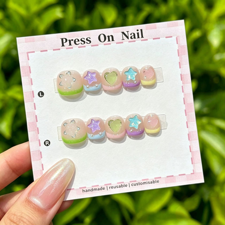 Künstlerisches Press-On-Nagel-Set mit floralen und grafischen Designs