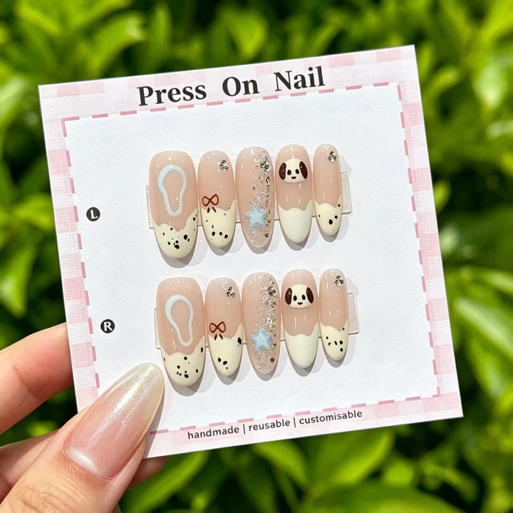 Künstlerisches Press-On Nagelset mit floralen und gemusterten Designs