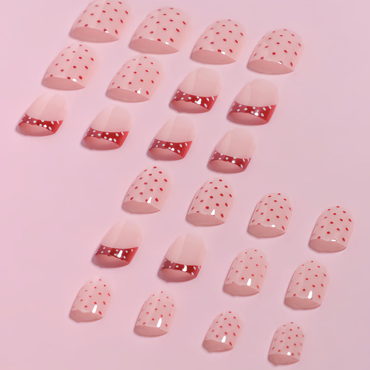 Stylishes Press-On-Nageldesign mit Punkten und französischen Spitzenakzenten Karnz