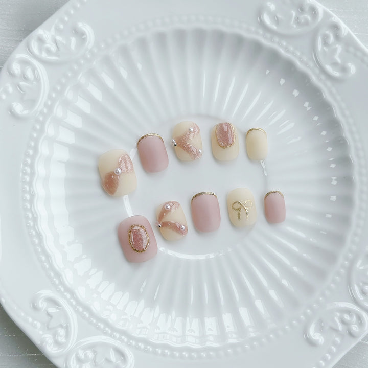 Elegantes Press-On Nagelkunst-Set mit Ripsband und Perlenakzenten