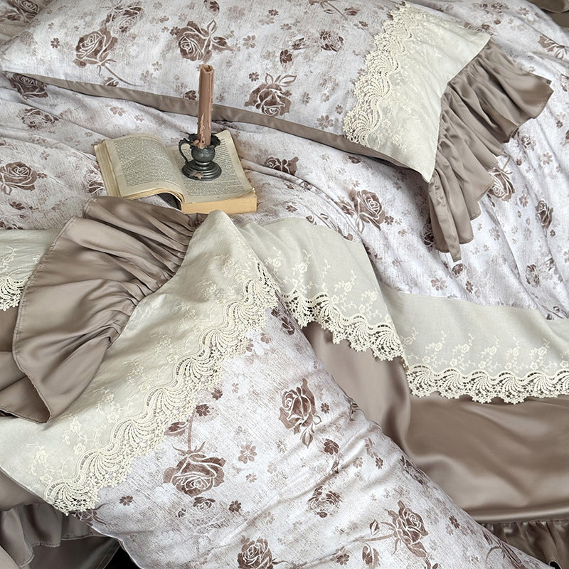 Elegante Bettgarnitur im Vintage‑Romantikstil mit Spitzenapplikation, Volant und Satinbesatz