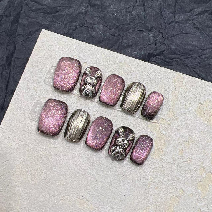 Glamouröses Press-On Nagelkunst Set mit eleganten metallischen Akzenten Karnz