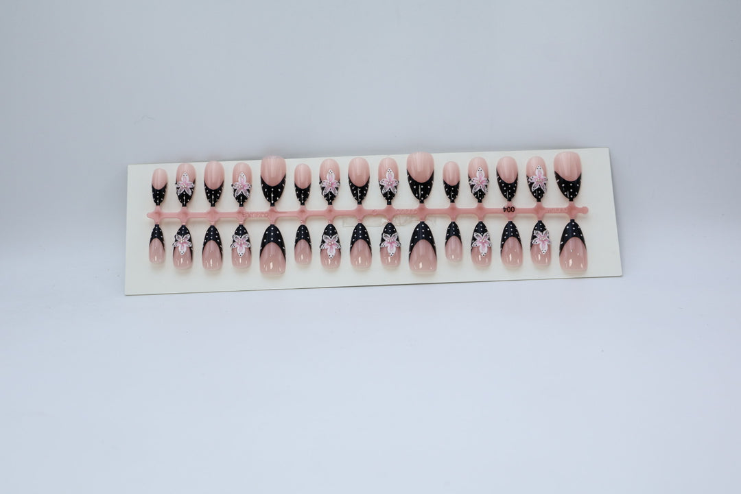 Künstlerisches Press-On Nagel Set mit floralem Design Karnz