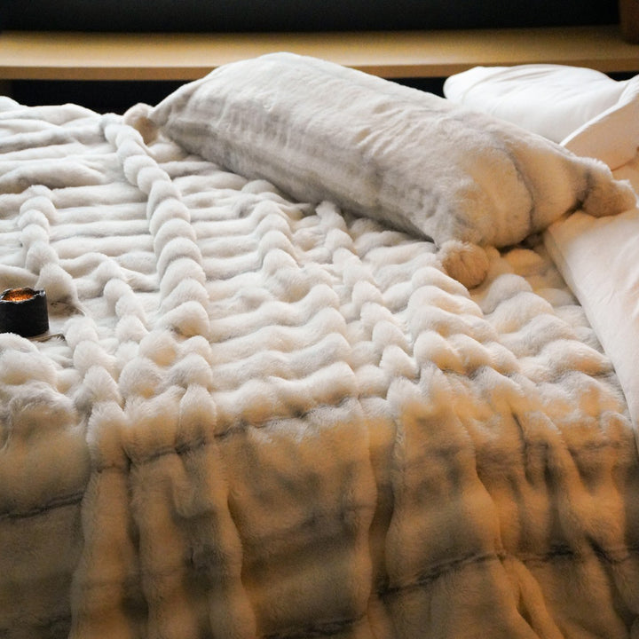 Luxuriöse Wendbare Kuscheldecke aus Kunstfell mit gestepptem Wellenmuster