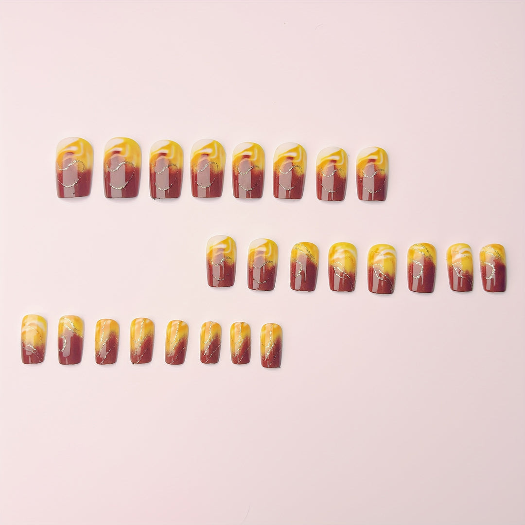 Kunstnagelset mit Marmoriertem Design und Goldakzenten Karnz