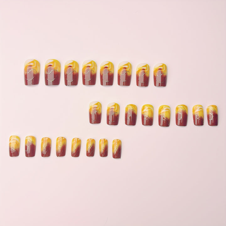 Kunstnagelset mit Marmoriertem Design und Goldakzenten Karnz