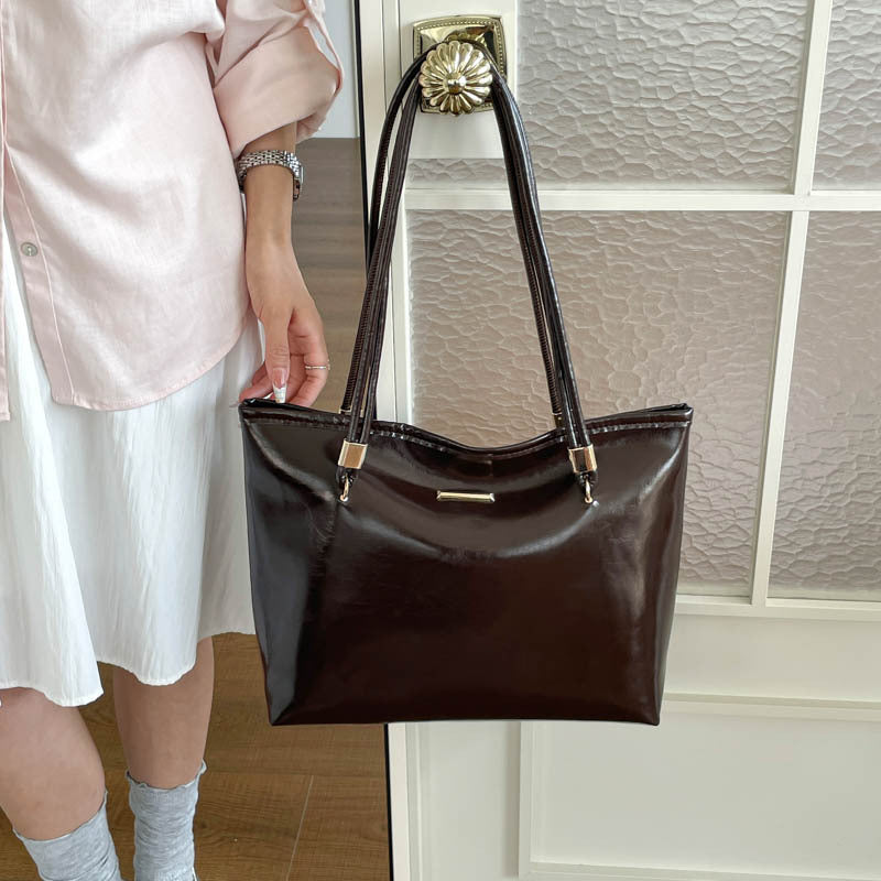Elegante glänzende Handtasche