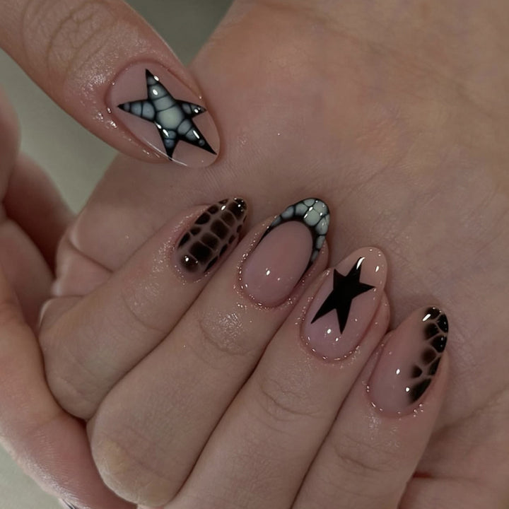 Kreative Nagelkunst im modernen Stil Karnz