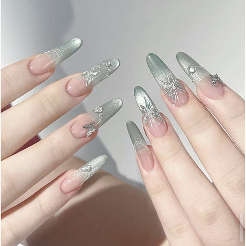 Dekoratives Stiletto Press-On Nagelset mit künstlerischen Blumen- und Edelsteinakzenten Karnz
