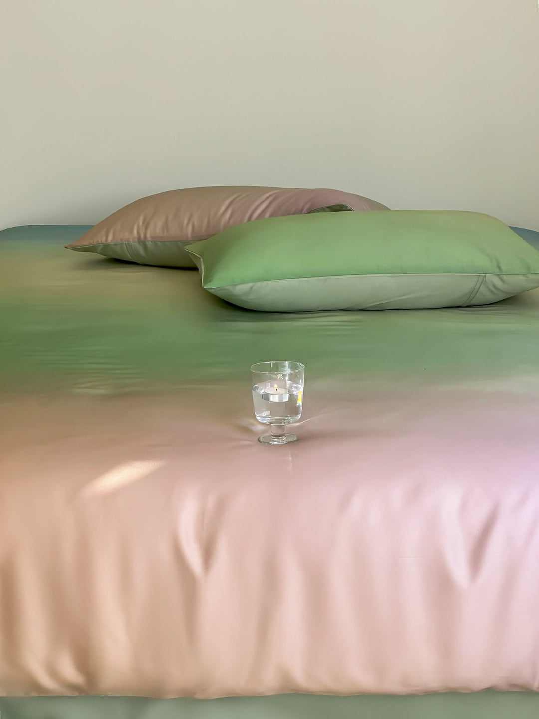 Bettwäsche-Set aus Satin mit sanftem Ombre-Farbverlauf und seidig-mattem Griff