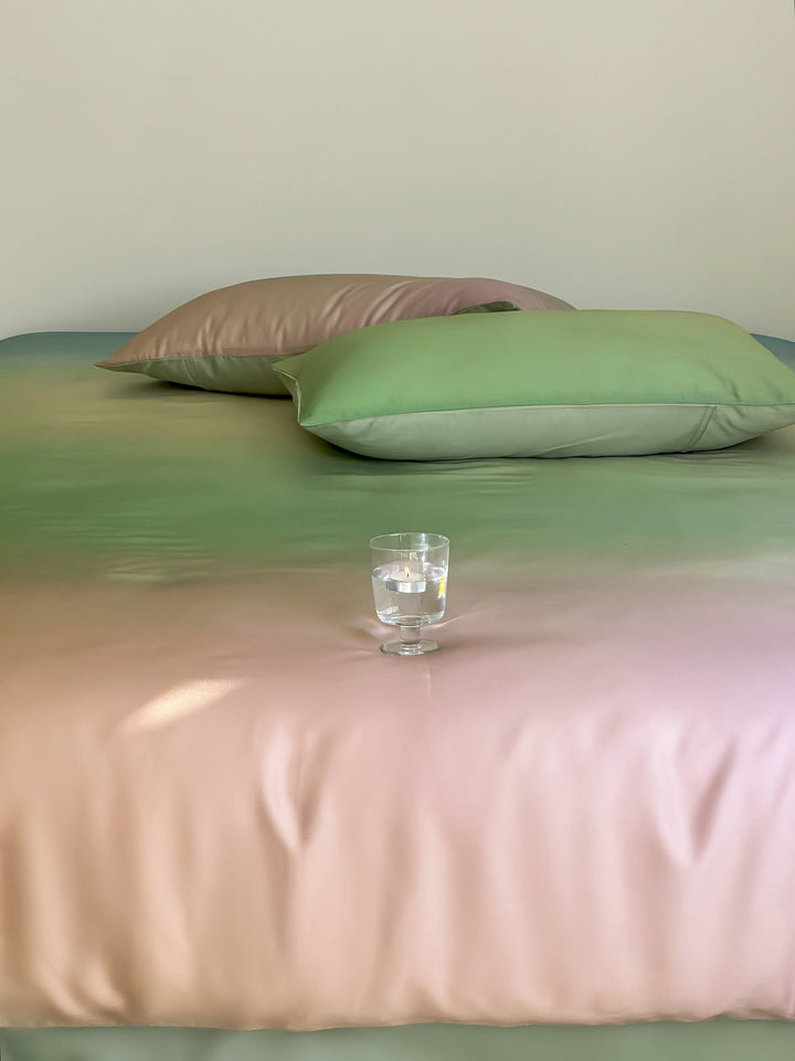 Bettwäsche-Set aus Satin mit sanftem Ombre-Farbverlauf und seidig-mattem Griff